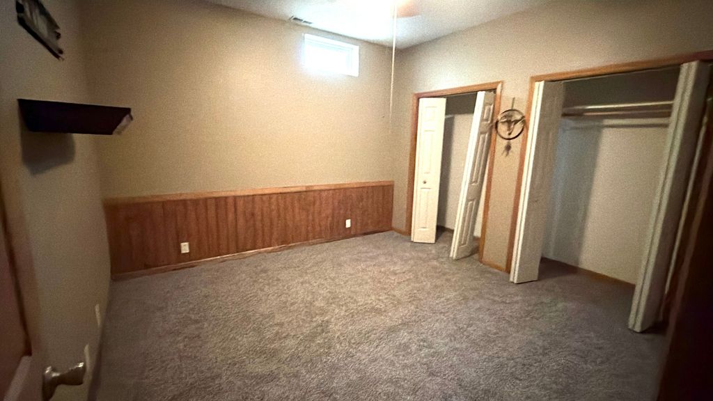 Image 16 of property listing at 1095 E Base Line Road, Centralia, IL 62801