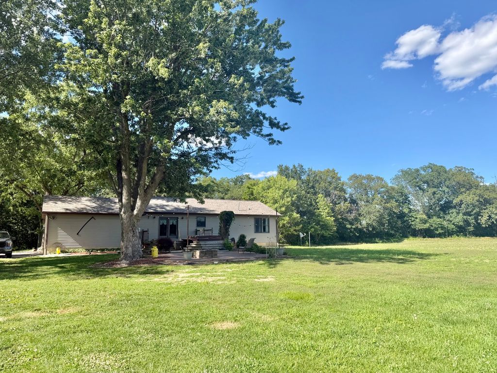 Image 17 of property listing at 1095 E Base Line Road, Centralia, IL 62801