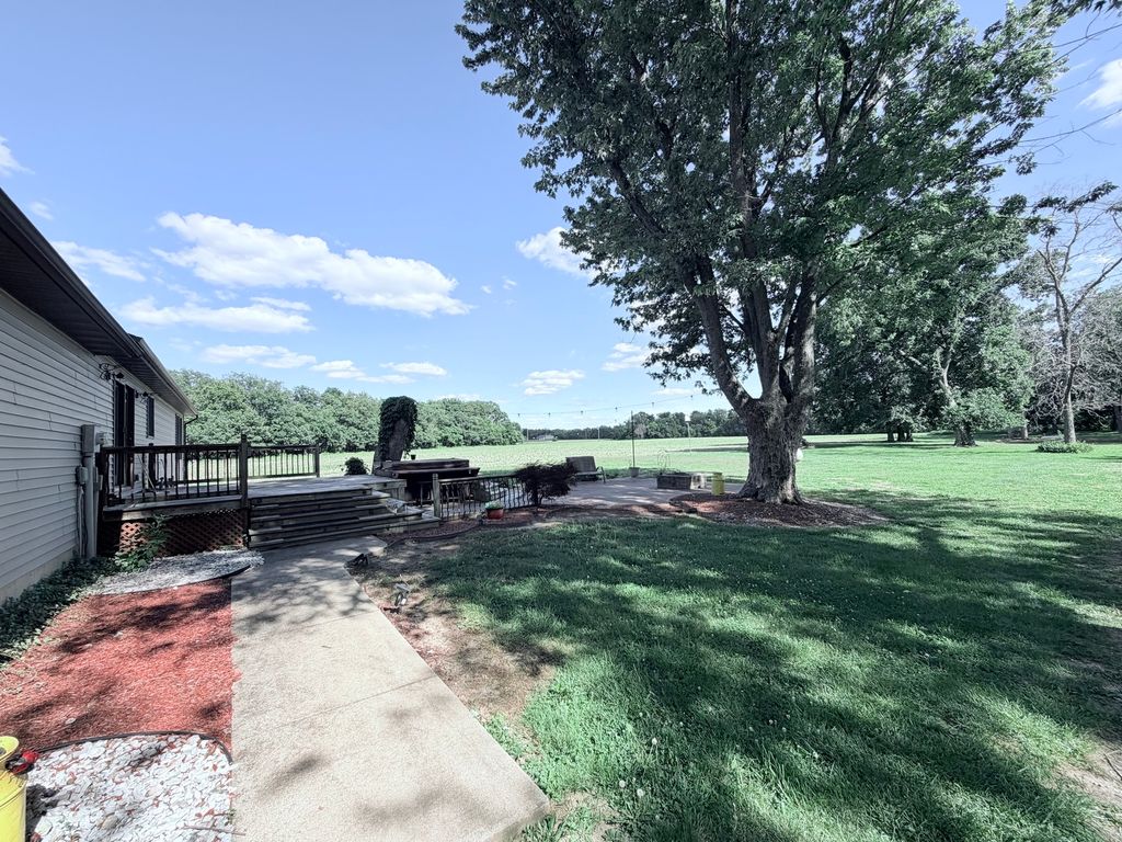 Image 20 of property listing at 1095 E Base Line Road, Centralia, IL 62801
