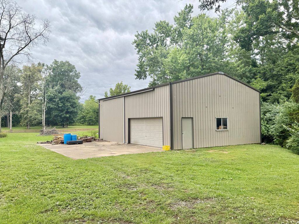 Image 21 of property listing at 1095 E Base Line Road, Centralia, IL 62801