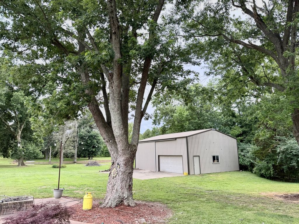 Image 22 of property listing at 1095 E Base Line Road, Centralia, IL 62801