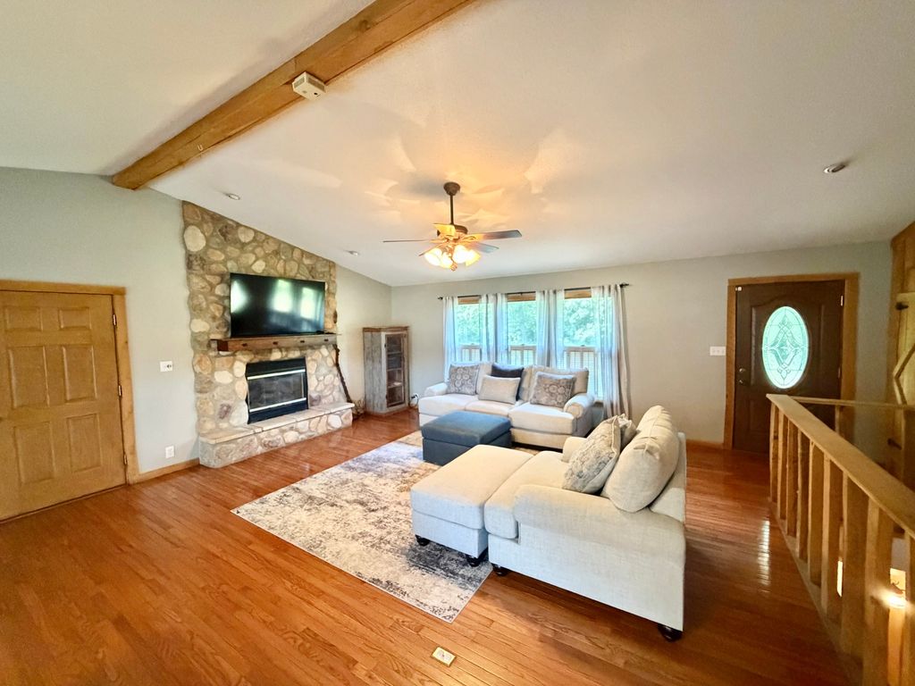 Image 4 of property listing at 1095 E Base Line Road, Centralia, IL 62801
