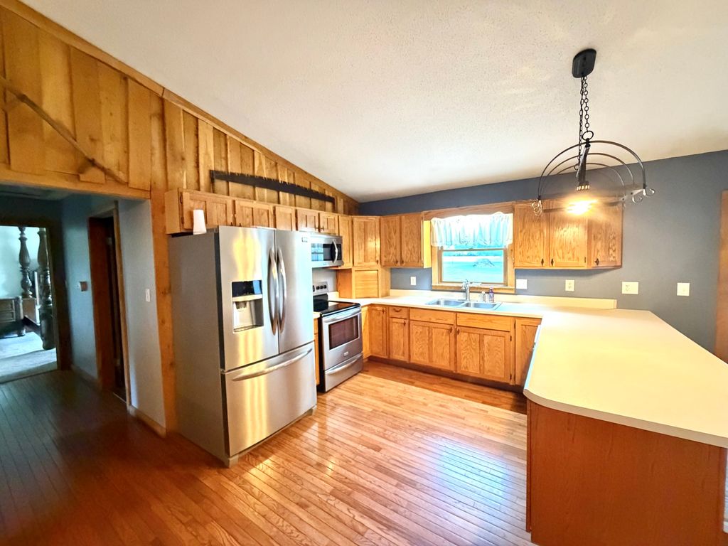 Image 5 of property listing at 1095 E Base Line Road, Centralia, IL 62801