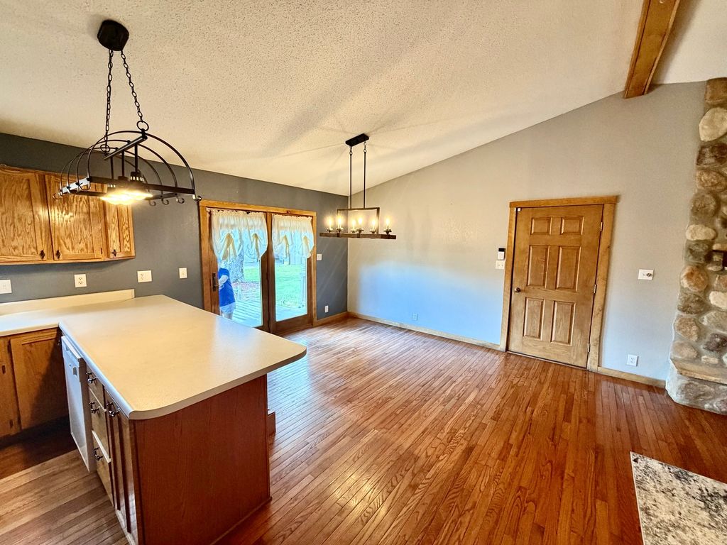 Image 6 of property listing at 1095 E Base Line Road, Centralia, IL 62801