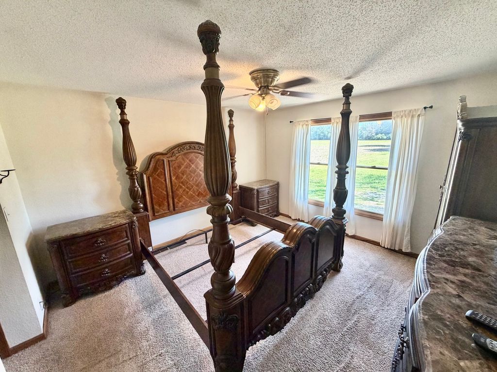 Image 7 of property listing at 1095 E Base Line Road, Centralia, IL 62801