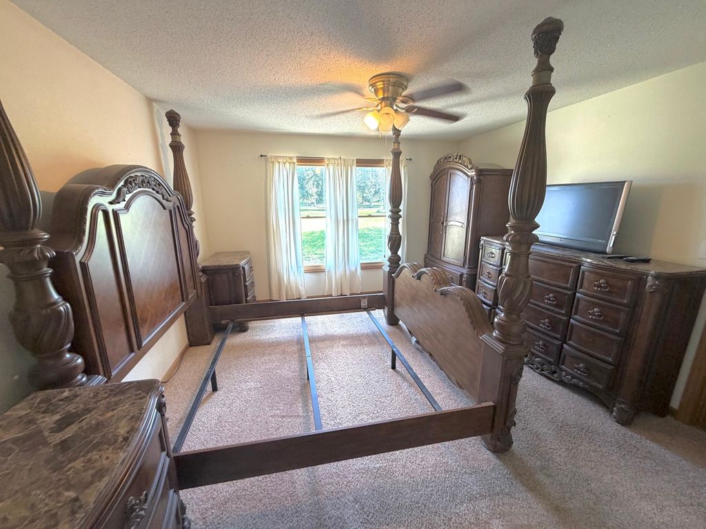 Image 8 of property listing at 1095 E Base Line Road, Centralia, IL 62801