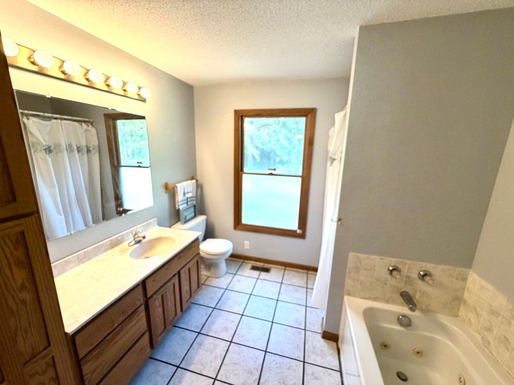 Image 9 of property listing at 1095 E Base Line Road, Centralia, IL 62801