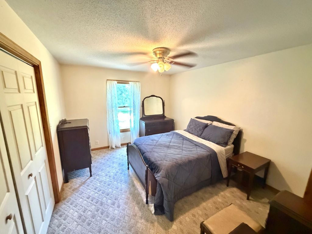 Image 10 of property listing at 1095 E Base Line Road, Centralia, IL 62801