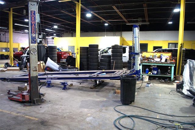 9350 NE Freeland Street, Detroit, MI 48228