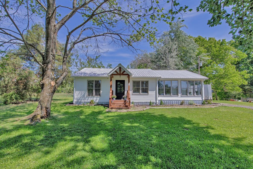 2976 Shrum Cemetery Rd, Westmoreland, TN 37186