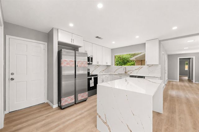 97 April Wind Drive S, Conroe, TX 77356