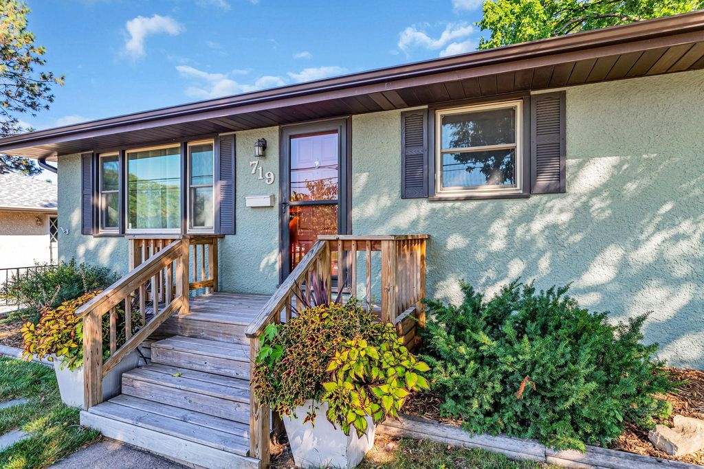 719 49th Avenue NE, Columbia Heights, MN 55421