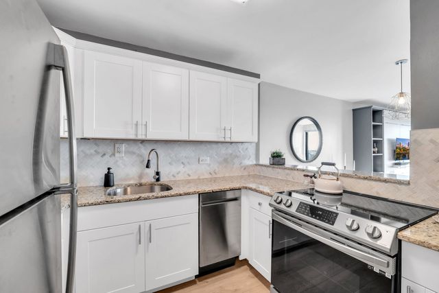 2020 N Lincoln Park West 30L, Chicago, IL 60614