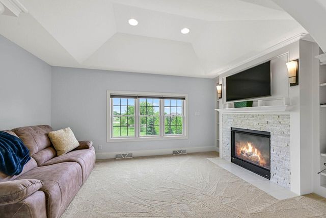 W292S5474 Fox Run COURT, Waukesha, WI 53189