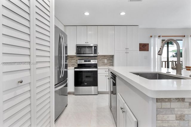 9347 SW 1st St 803, Plantation, FL 33324