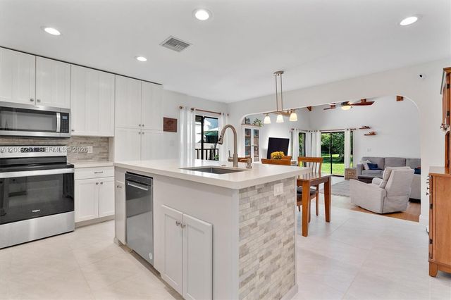 9347 SW 1st St 803, Plantation, FL 33324