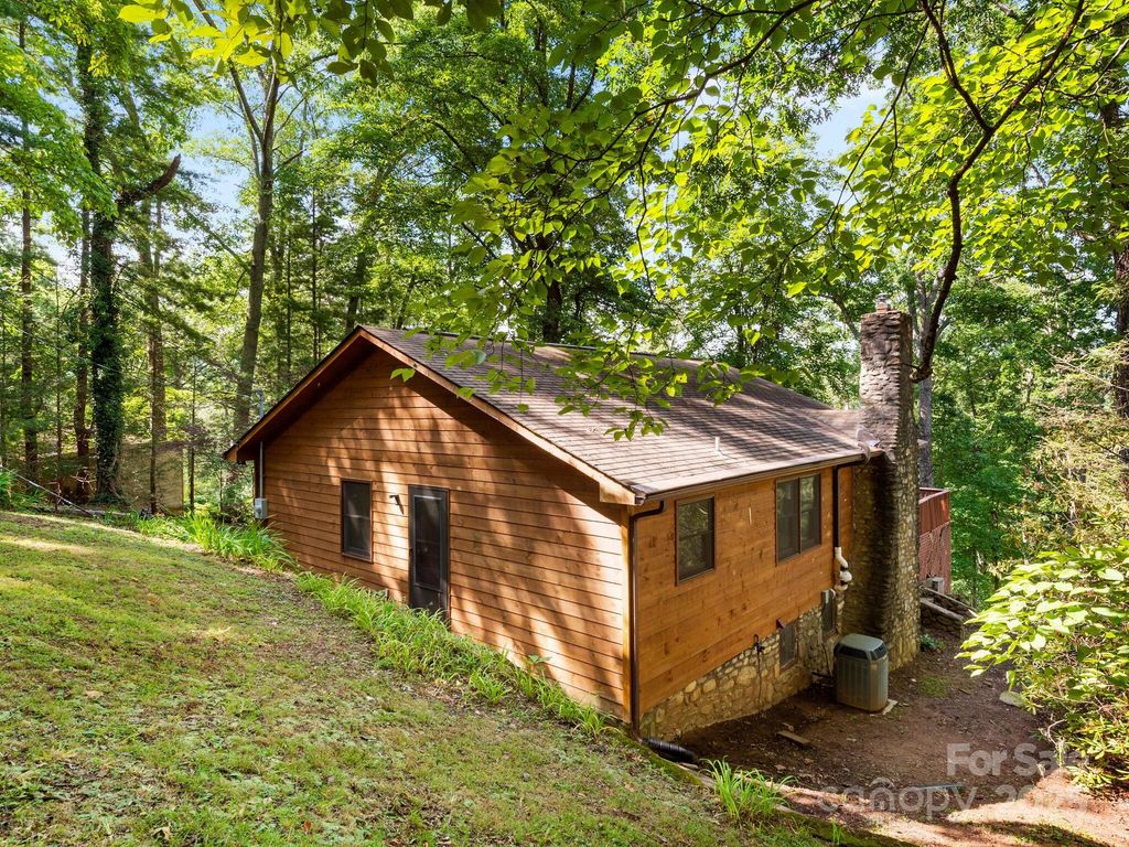 35 Essex Road, Waynesville, NC 28786