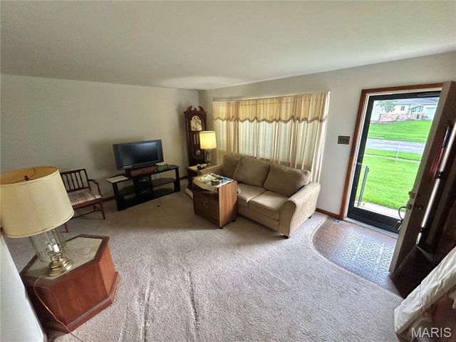 1085 Ermanda Drive, Florissant, MO 63033