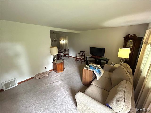 1085 Ermanda Drive, Florissant, MO 63033