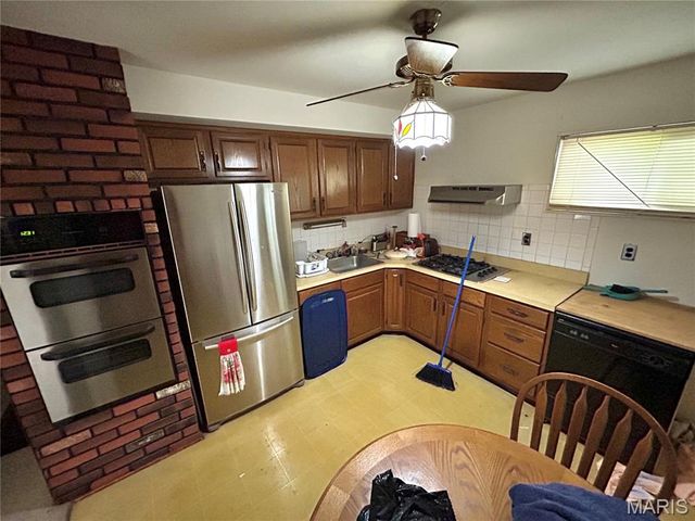 1085 Ermanda Drive, Florissant, MO 63033