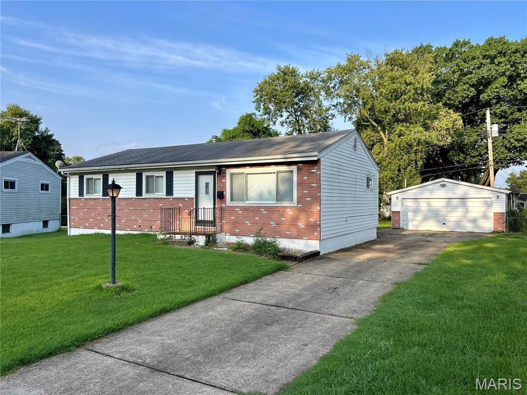 1085 Ermanda Drive, Florissant, MO 63033