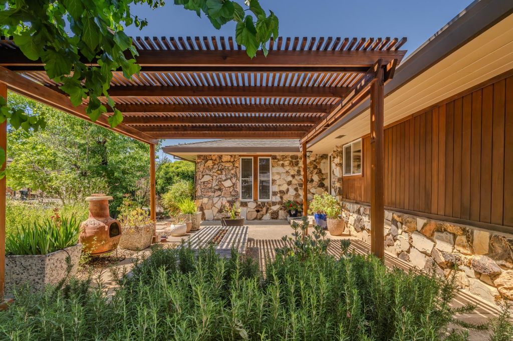 230 Kern St, Jackson, CA 95642