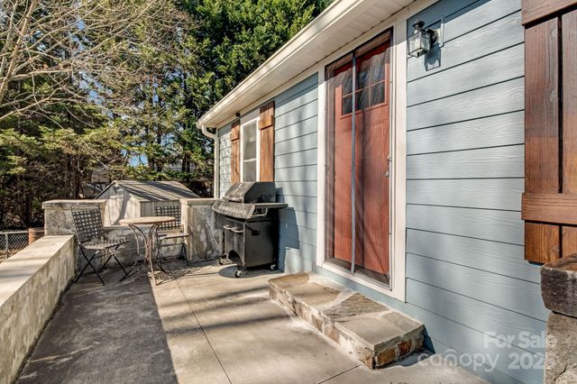 213 Sandy Creek Court, Hendersonville, NC 28792