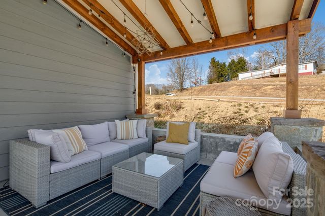 213 Sandy Creek Court, Hendersonville, NC 28792