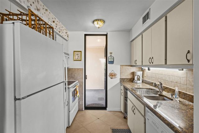 3033 WILLOW GREEN 10, Sarasota, FL 34235