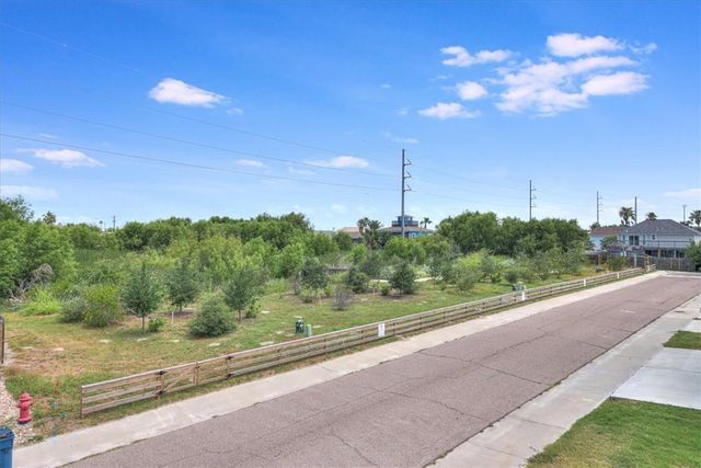 230 Port Arthur St, Port Aransas, TX 78373