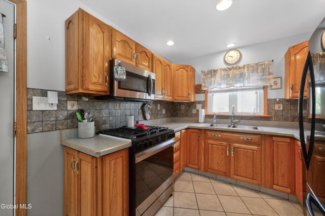2 Neptune Street, East Greenbush, NY 12144