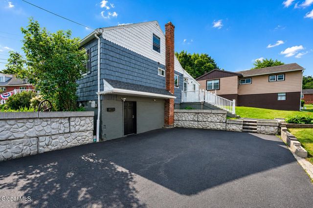 2 Neptune Street, East Greenbush, NY 12144