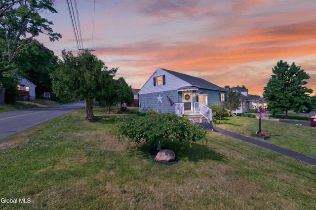 2 Neptune Street, East Greenbush, NY 12144