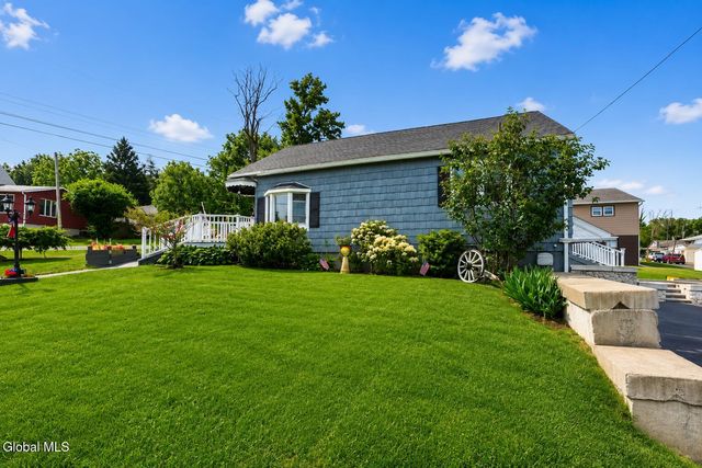 2 Neptune Street, East Greenbush, NY 12144