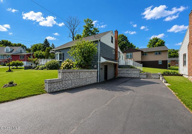 2 Neptune Street, East Greenbush, NY 12144