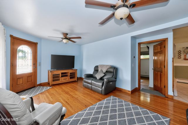 2 Neptune Street, East Greenbush, NY 12144