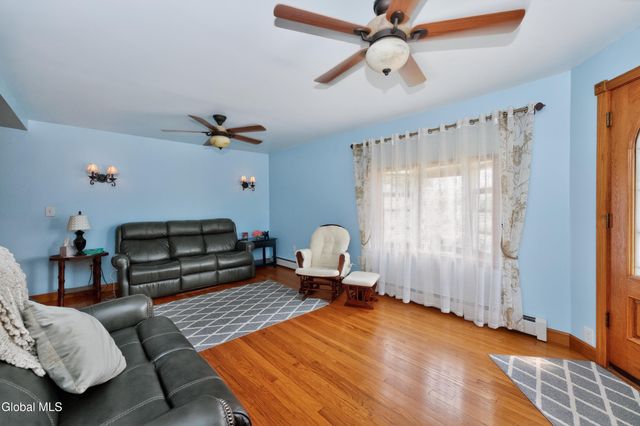 2 Neptune Street, East Greenbush, NY 12144