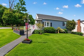 2 Neptune Street, East Greenbush, NY 12144