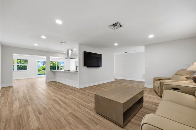 8008 13TH AVENUE S, St Petersburg, FL 33707