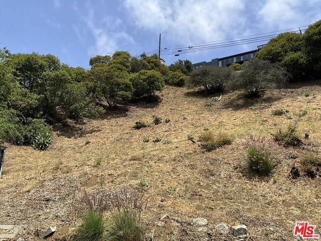 2734 La Cuesta Drive, Los Angeles, CA 90046