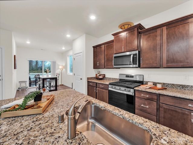 6412 121st Avenue E, Puyallup, WA 98372