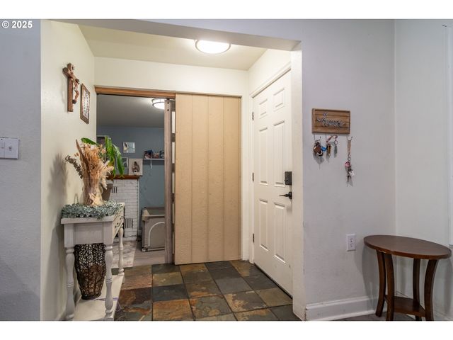 732 W NEBO St, Roseburg, OR 97471