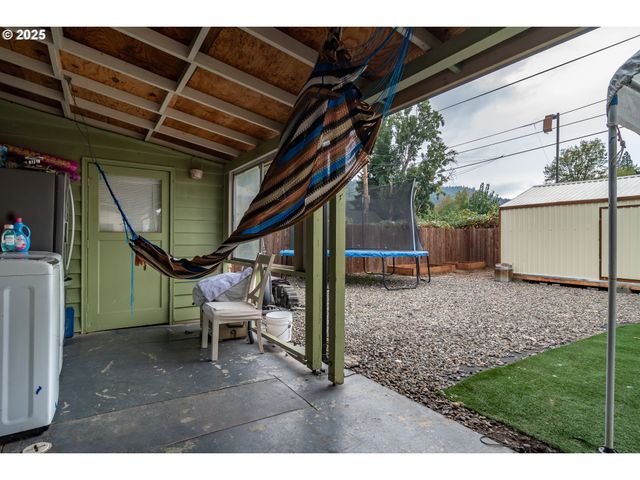 732 W NEBO St, Roseburg, OR 97471