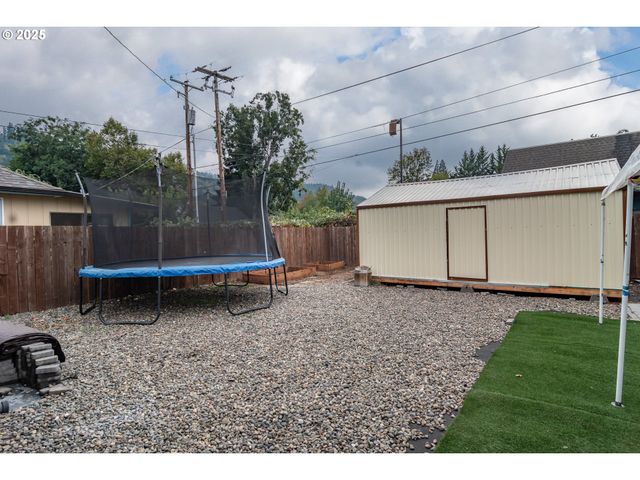 732 W NEBO St, Roseburg, OR 97471