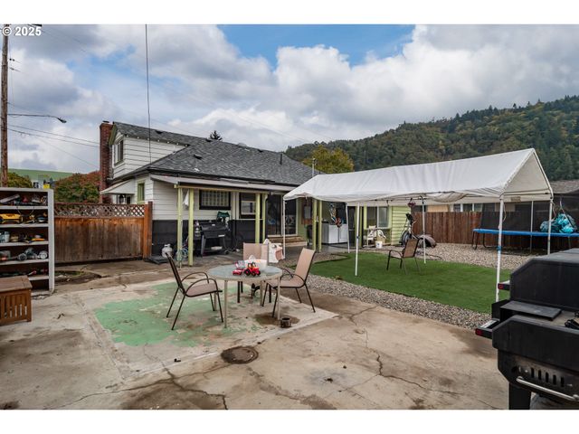 732 W NEBO St, Roseburg, OR 97471