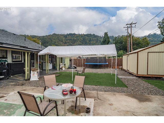 732 W NEBO St, Roseburg, OR 97471