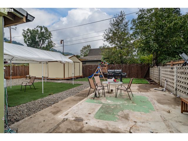 732 W NEBO St, Roseburg, OR 97471