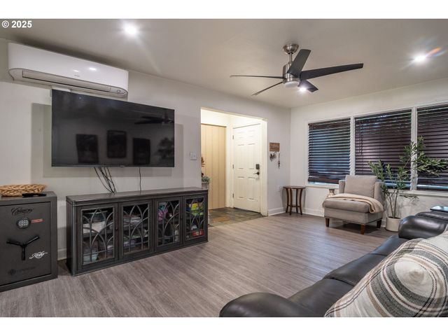 732 W NEBO St, Roseburg, OR 97471