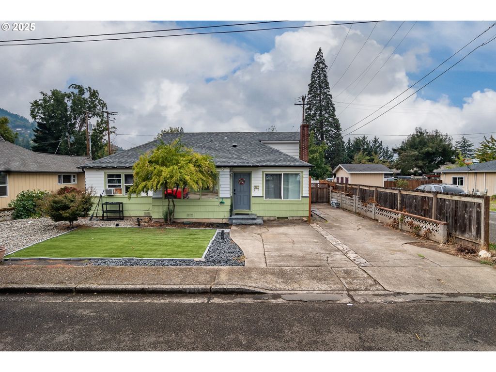 732 W NEBO St, Roseburg, OR 97471