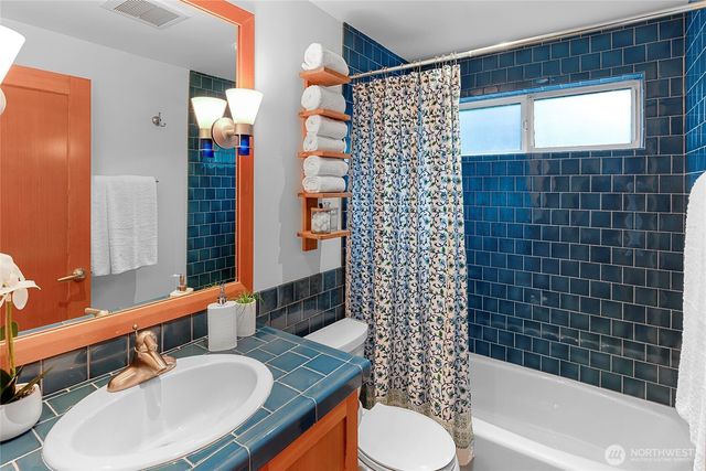 6133 NE Lariat Loop, Bainbridge Island, WA 98110